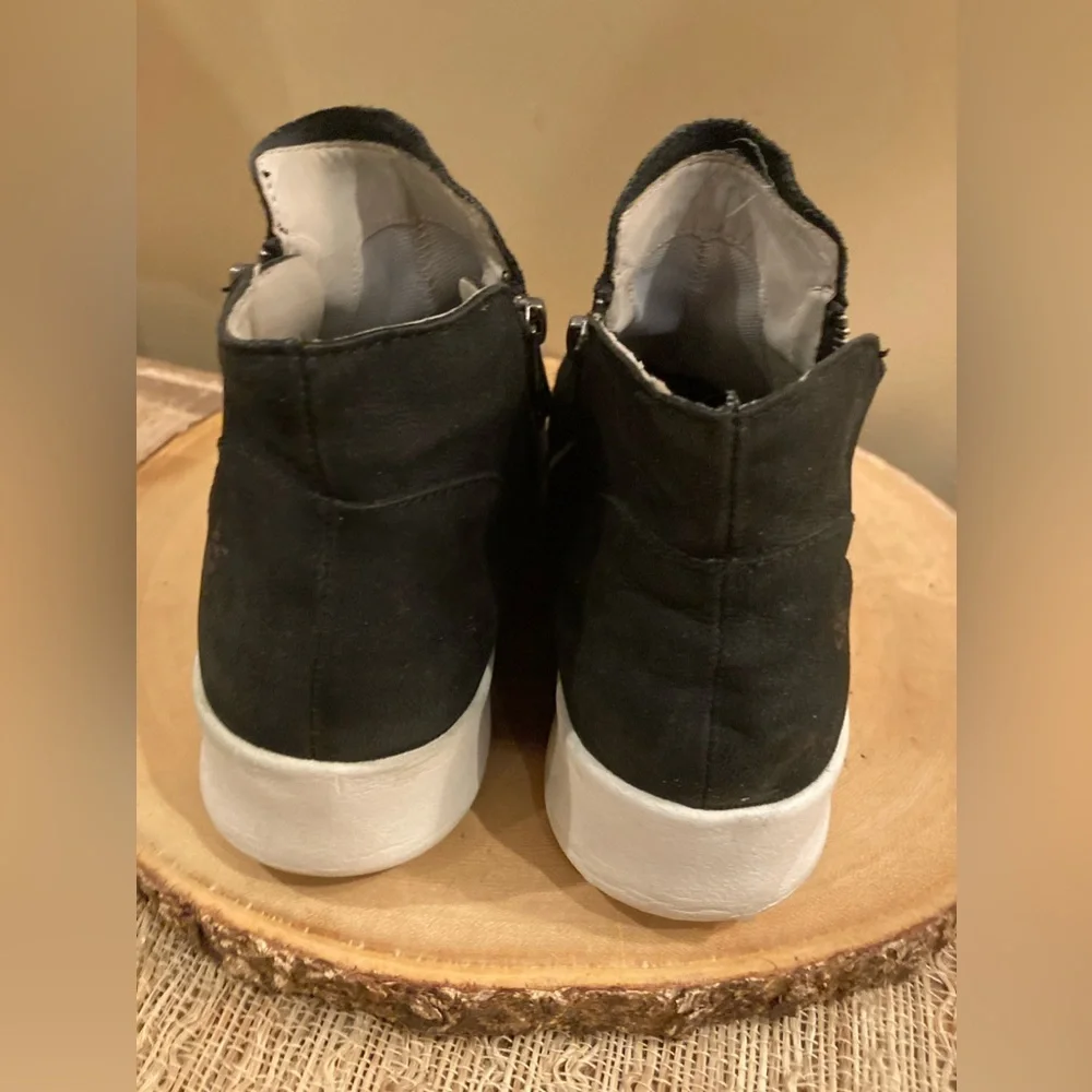 OTBT Astrid Sneaker ￼ Ankle Bootie Size 9 Ebony, Black‎ Side Zip Women’s